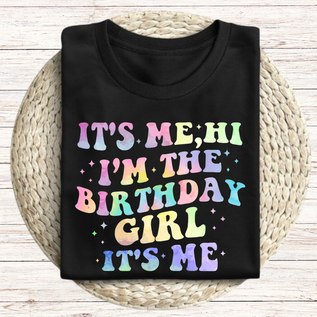 It's me hi I'm the birthday girl graphic tee